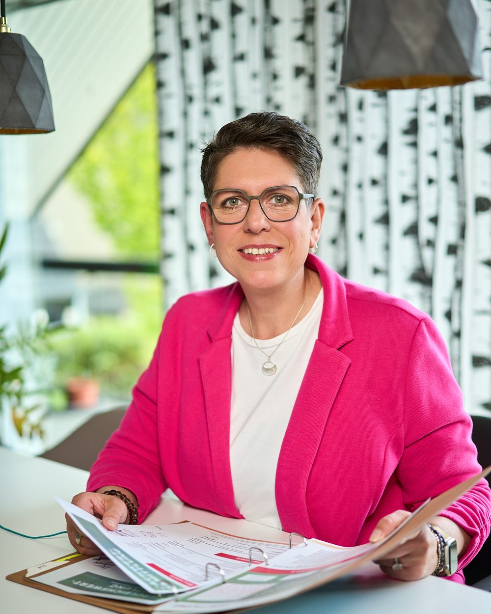 Nina Klein, persönliche Immobilienmaklerin Hamburg, bei der Beratung